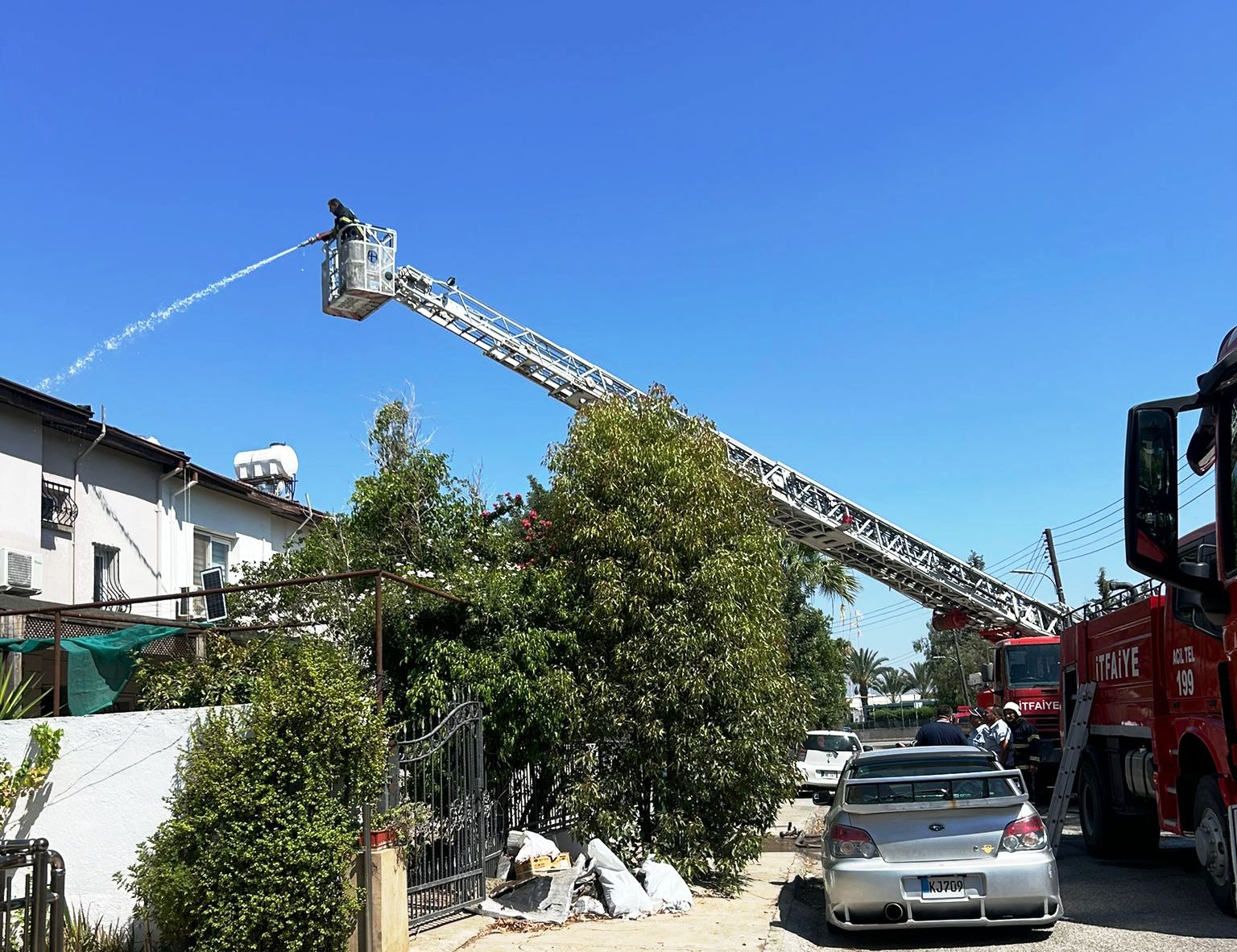 Göçmenköy’de bir evin çatısında yangın!