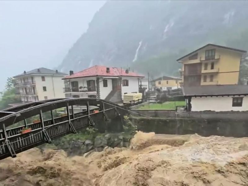 İtalya’nın kuzeybatısında şiddetli yağışlar sel ve heyelanlara neden oldu