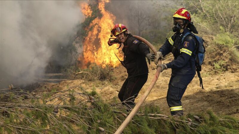Atina’ya 50 kilometre mesafedeki Keratea’da çıkan orman yangını yerleşim birimlerine ulaştı
