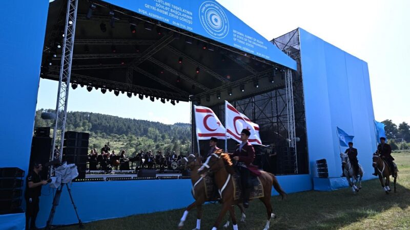 Dışişleri Bakanı Ertuğruloğlu, Şuşa’da TDT konser programını izledi