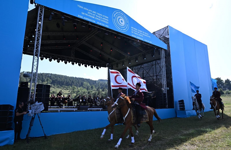 Dışişleri Bakanı Ertuğruloğlu, Şuşa’da TDT konser programını izledi