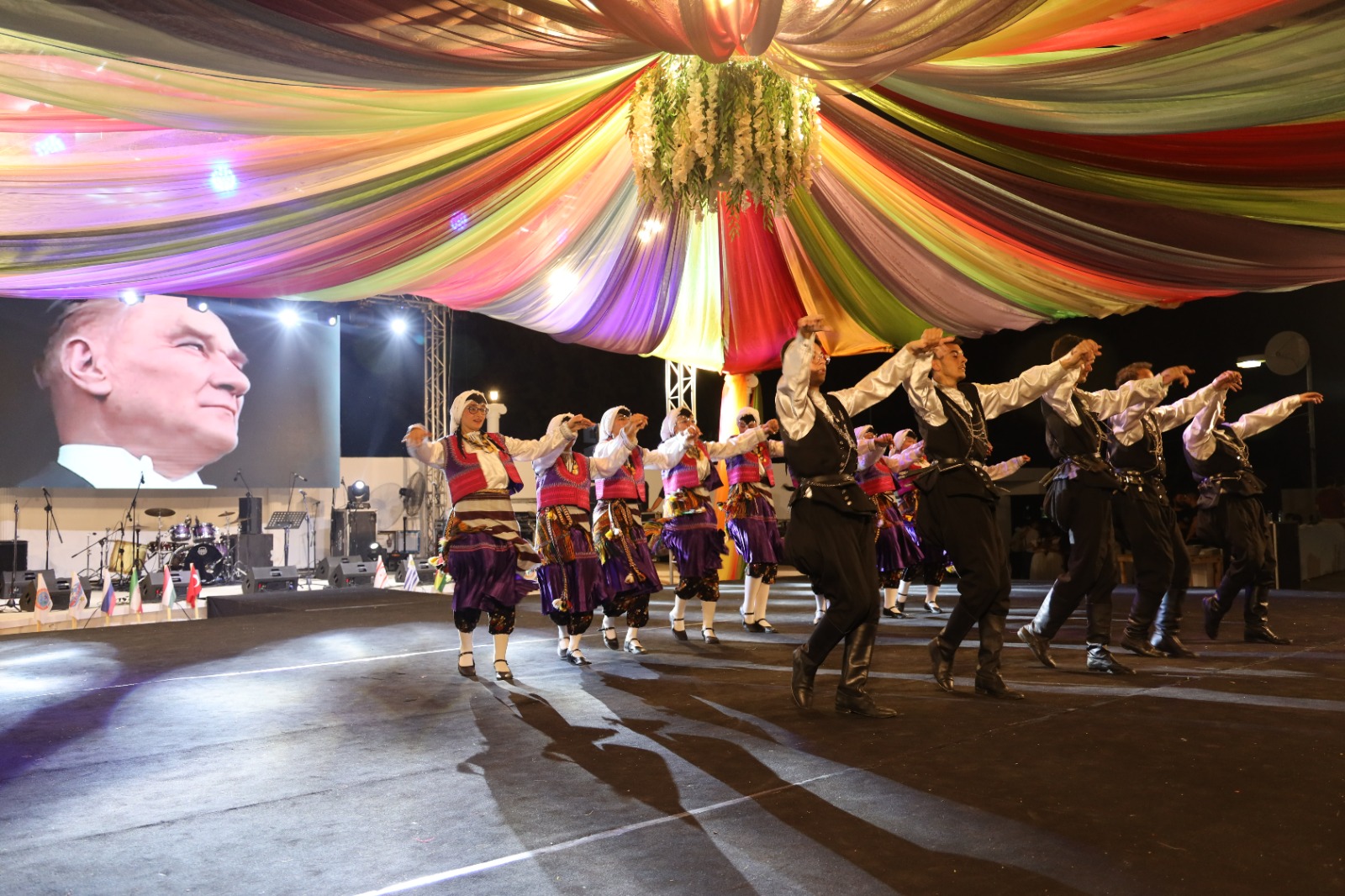 İskele Belediyesi halk dansları festivalinde tanıtım gösterileri sahnelendi